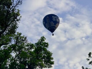 Flying high @yewtree_cottage #luxurylifestyle #hotairballoon #countryside #barnconversion #holidaycottage