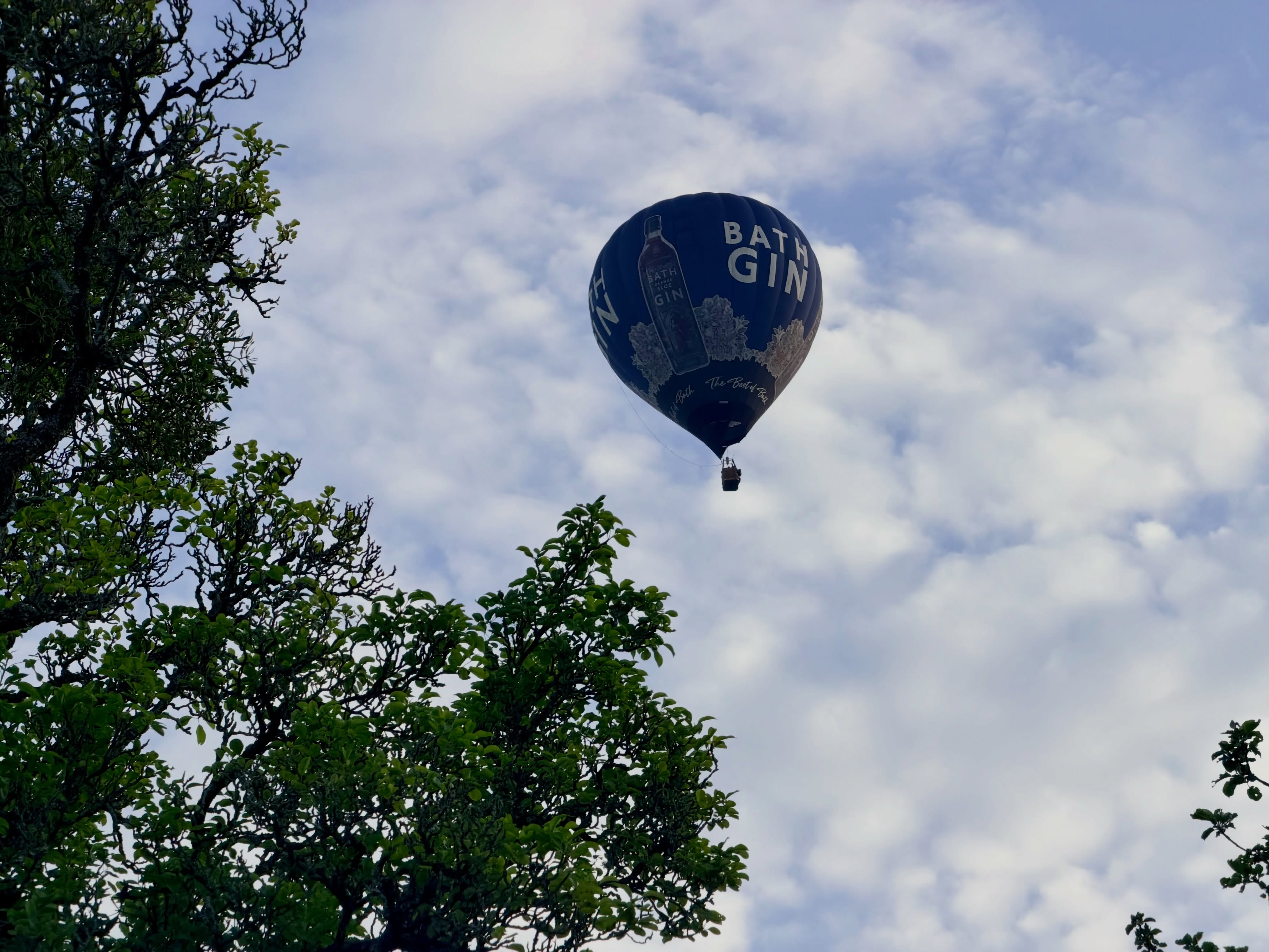 Flying high @yewtree_cottage #luxurylifestyle #hotairballoon #countryside #barnconversion #holidaycottage